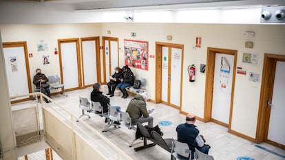 Algunas personas en el centro de salud Buenos Aires, en Puente de Vallecas, Madrid.