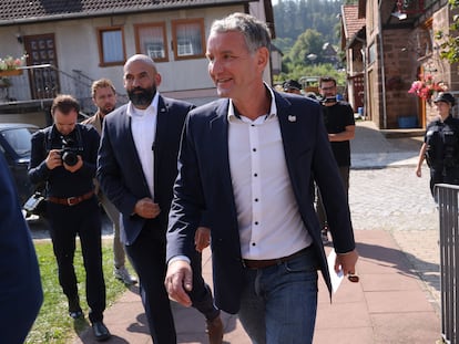 Björn Höcke, líder de AfD, acude a votar en Bornhagen este domingo.