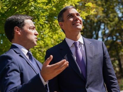 El lehendakari vasco, Imanol Pradales, y el presidente del Gobierno, Pedro Sánchez, hace unos días en el Palacio de Ajuria Enea, en Vitoria-Gasteiz.