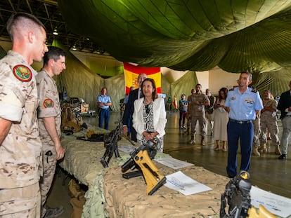 La ministra de Defensa, Margarita Robles, durante su visita al personal que participó en la evacuación de Afganistán, el 21 de agosto de 2024 en Zaragoza.