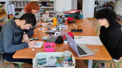 Dos alumnos de BTEC comparten una clase de Arte y Diseño con otros compañeros conectados a través de internet.