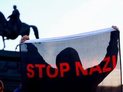 Un manifestante anti ultraderecha muestra un cartel "Stop nazi" durante un mitin de Alternativa para Alemania (AfD) en Dresde, capital de Sajonia, este jueves.