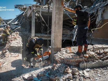 Dos bomberos trabajan en uno de los edificios dañados por un misil en la región de Donetsk, este domingo, en una imagen facilitada por los servicios de emergencia ucranios.