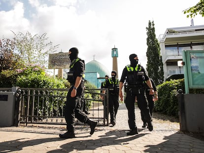 Agentes de policía alemanes frente a la mezquita del imán Ali, llamada La mezquita azul, en el Centro Islámico de Hamburgo.