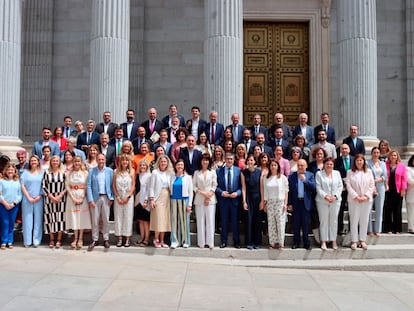 El grupo socialista se fotografía ante la Puerta de los Leones del Congreso para celebrar la aprobación de la ley de paridad.