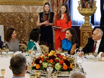 MADRID, 19/06/2024.- Leonor, princesa de Asturias (d), y su hermana, la infanta Sofía, durante el alumuerzo en el Palacio Real en Madrid con motivo de la conmemoración del décimo aniversario del reinado de Felipe VI, este miércoles. El rey Felipe VI, junto a la reina Letizia y sus hijas, conmemora el décimo aniversario de su reinado con el relevo solemne de la Guardia Real, la imposición de condecoraciones a ciudadanos desconocidos y un almuerzo institucional, todo ello en el Palacio Real de Madrid, donde el broche a la jornada va a ser un concierto a cargo de la banda de música de la Guardia Real y del violinista Ara Malikian. EFE/ Chema Moya / POOL
