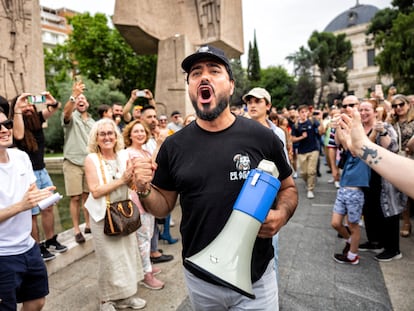 Alvise Pérez, líder de Se Acabó La Fiesta, en un mitin en la Plaza de Colón de Madrid.