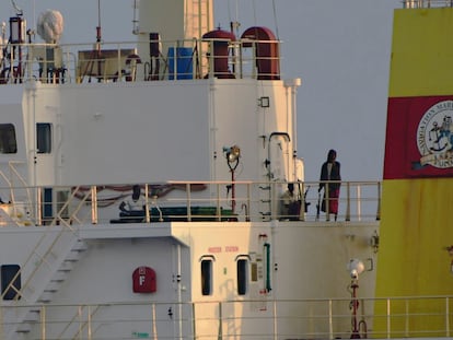 Piratas somalíes en la cubierta del buque mercante secuestrado MV Ruen, el 16 de marzo de 2024.