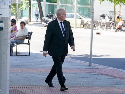 El juez Juan Carlos Peinado camina cerca de los Juzgados de Plaza de Castilla, en Madrid, el pasado junio.