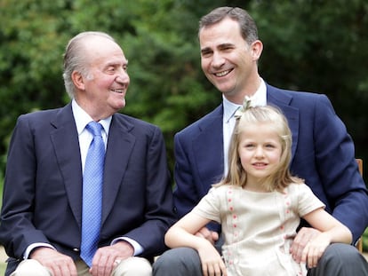 El rey emérito, Juan Carlos I, junto a su hijo, el actual rey Felipe VI, y la heredera a la Corona, Leonor, en una imagen de la la Casa del Rey.