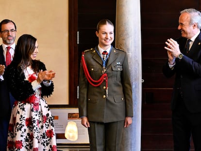 La princesa Leonor recibe la Medalla de las Cortes de Aragón, este martes en Zaragoza. A la derecha, el presidente autonómico, Jorge Azcón.