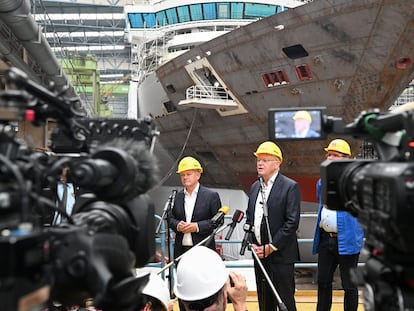 El canciller alemán, Olaf Scholz, visita una de las fábricas del fabricante de buques de lujo Meyer Werft en Papenburgo, Alemania.