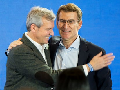 El presidente del Partido Popular, Alberto Núñez Feijóo (derecha), junto al presidente del PP de Galicia, Alfonso Rueda, tras ganar las elecciones, en Santiago este lunes.