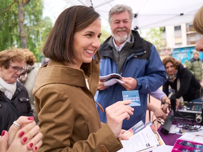 La secretaria general de Podemos, Jone Belarra, y el cabeza de lista por Álava, Juantxo López de Uralde, en Vitoria en un acto de campaña para las elecciones vascas.