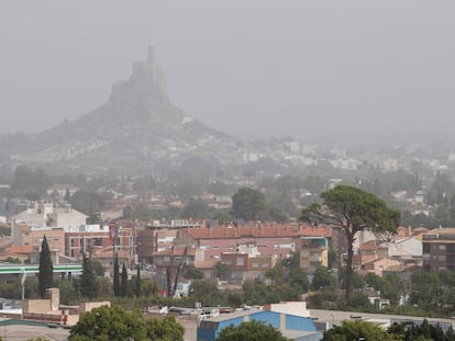 La ciudad de Murcia, en una imagen de archivo, cubierta por contaminación atmosférica.